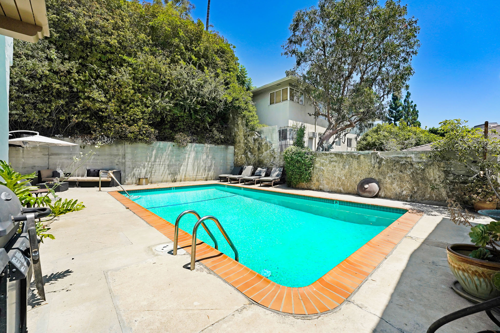 8741-8743 Shoreham Building Photo 2