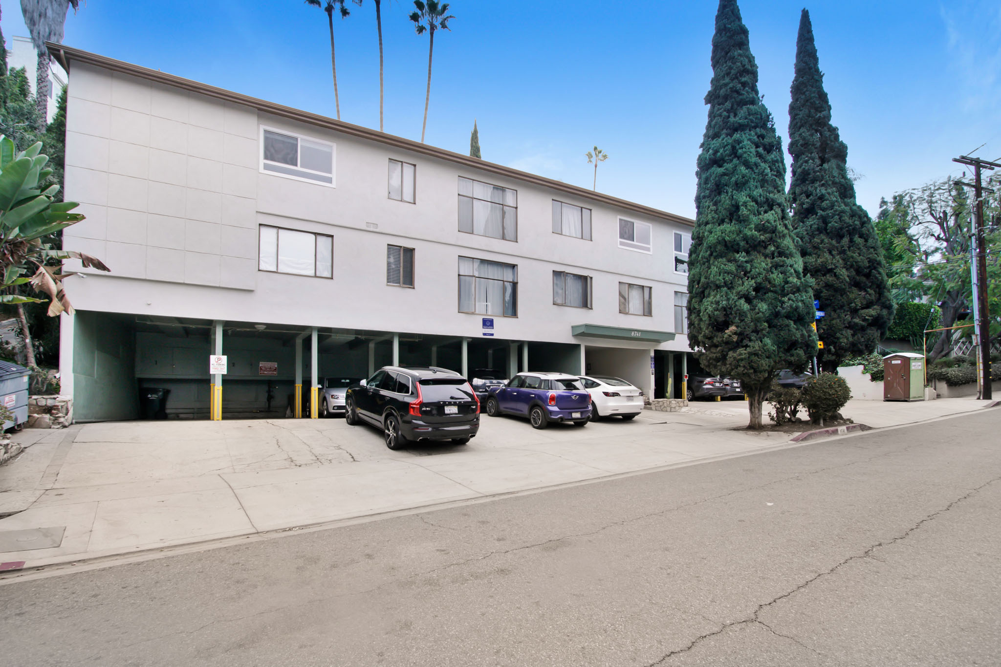 8741-8743 Shoreham Building Photo 3