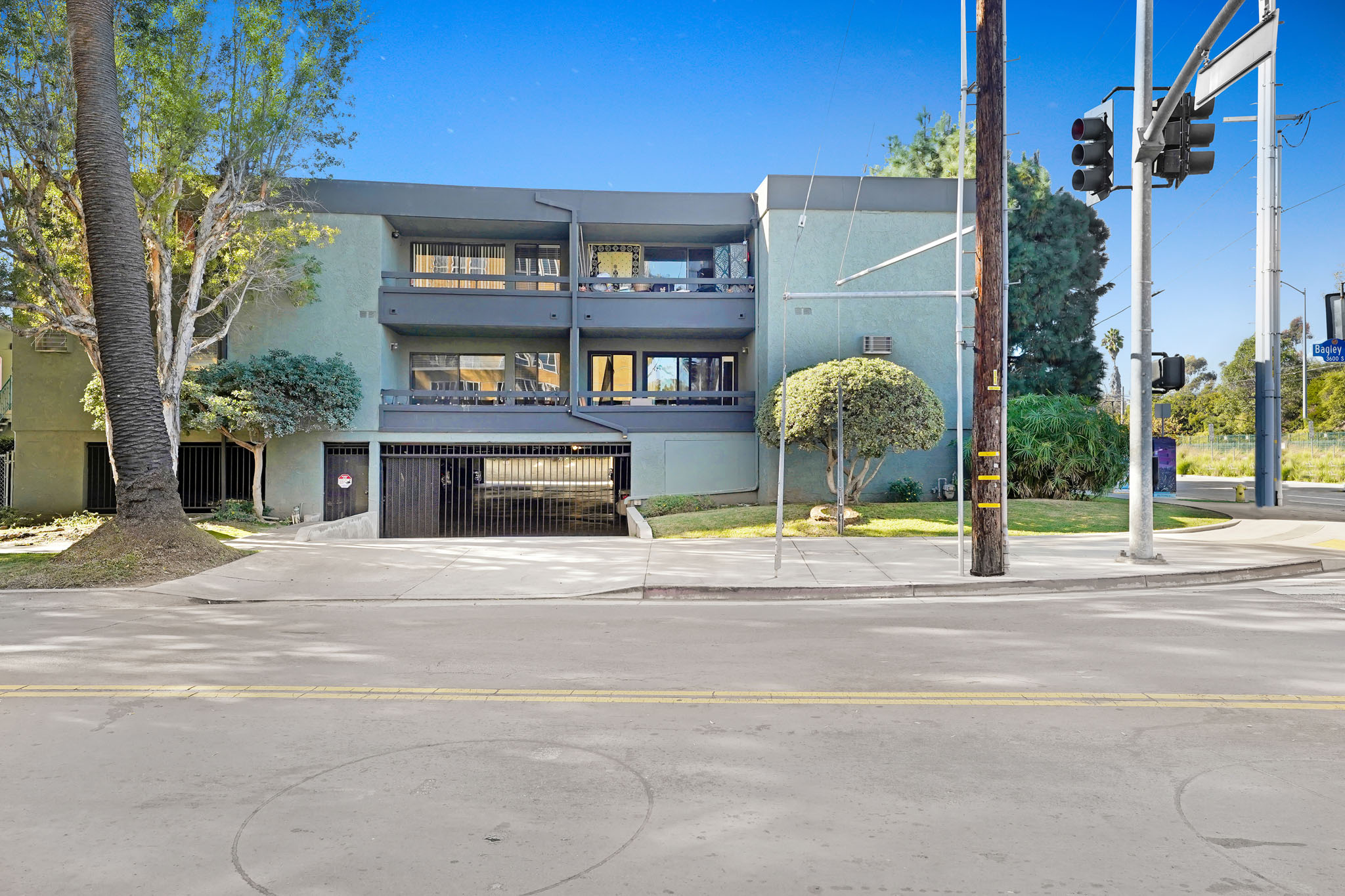 9400 Exposition Building Photo 3